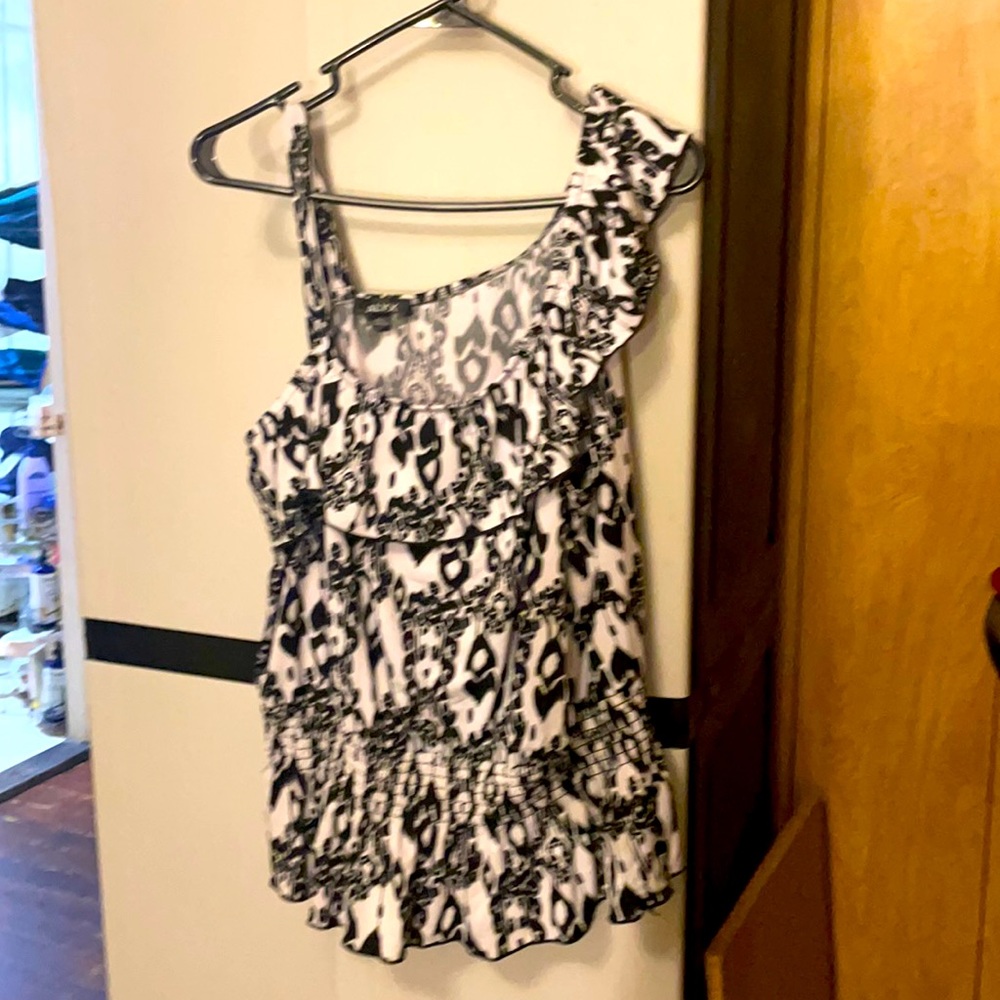 Strap n ruffle black n white print blouse in XL by Alyx